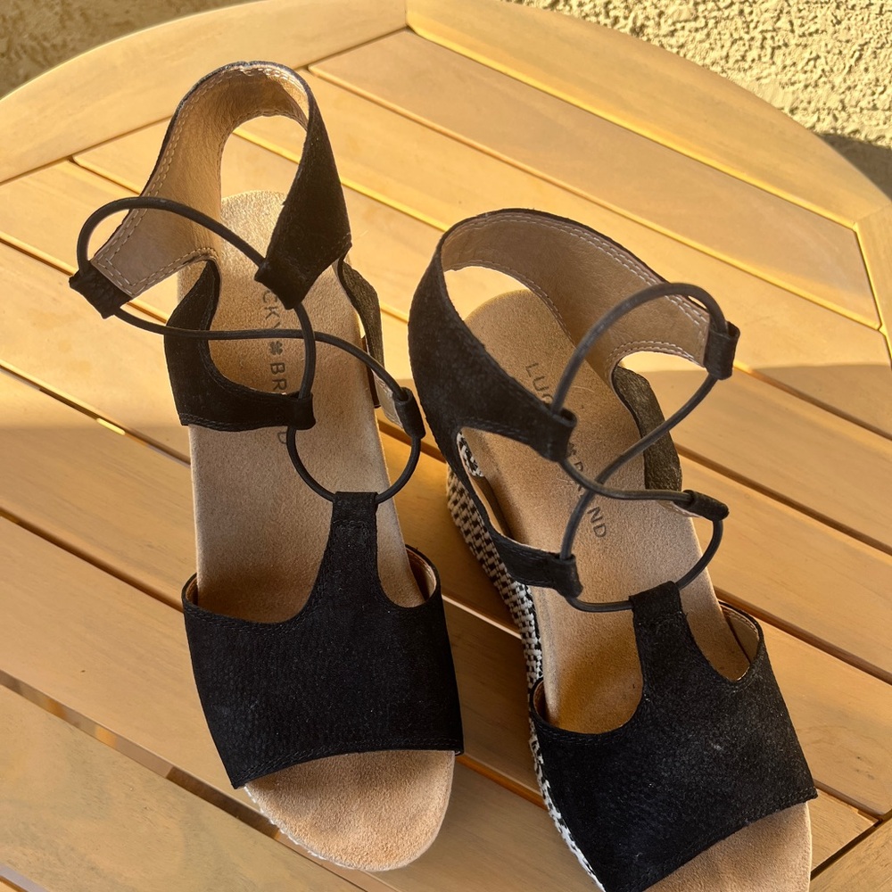 Lucky Brand Size 6.5 Yejida 3 Wedge Sandal Espadrille Wedge Heels BLACK Suede - Picture 2 of 5